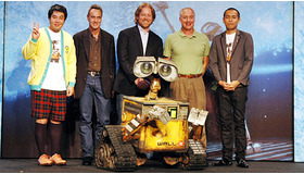 『WALL・E／ウォーリー』来日記者会見。“ウォーリー”を囲むタカ（タカアンドトシ）、ジム・モリス（プロデューサー）、アンドリュー・スタントン監督、ベン・バート（サウンド・デザイン)、トシ（タカアンドトシ）。
