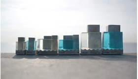 水をコンセプトにハンドメイドで製作されているペンスタンド「Pool」。