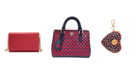 トリー バーチ 2015年ヴァレンタイン限定コレクション。左から、チェーン付きウォレット（49,680円）、ハンドバッグ（71,280円）、コインケース（15,120円）。