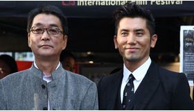 釜山映画祭で『おくりびと』は上映され、上映後のティーチインに出席した本木雅弘と滝田洋二郎監督