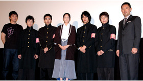 『フレフレ少女』初日舞台挨拶。（左から）渡辺謙作監督、染谷将太、柄本時生、新垣結衣、永山絢斗、斎藤嘉樹、内藤剛志。