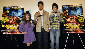 『センター・オブ・ジ・アース』完成披露試写会にて（左より）矢口真里、沢村一樹、入江甚儀