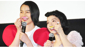 付けヒゲで大はしゃぎ、能年玲奈＆篠原ともえ／映画『海月姫』海月姫祭り