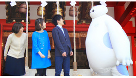参拝にやって来たベイマックス＆本城雄太郎（ヒロ役）＆浅野真澄（ゴーゴー役）＆山根舞（ハニー・レモン役）／『ベイマックス』大ヒット御礼＆第87回アカデミー賞「長編アニメ賞」受賞祈願