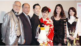 『旭山動物園物語　ペンギンが空をとぶ』舞台挨拶。　右から堀内敬子、萬田久子、前田愛、中村靖日、小菅正夫園長、マキノ雅彦監督。