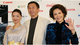 『超強台風』記者会見にて（左から）リウ・シャオウェイ、フォン・シャオニン監督、ソン・シャオイン