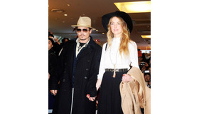 手を繋いで登場した、ジョニー・デップ＆婚約者アンバー・ハード／羽田空港国際線旅客ターミナル