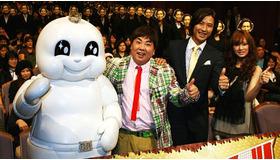 100人の谷原さんに囲まれ“レッツ・ハンサム！”　塚地武雅、谷原章介、北川景子