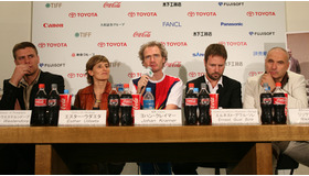 『ダルフールのために歌え』記者会見。（左から）ワウター・ウエステルンドープ（撮影監督）、エスター・ウダエタ（製作）、ヨハン・クレイマー監督、エルネスト・グアル・ソレ（プロダクションマネージャー）、リッケ・ジェリア（美術）。　-(C) 2008 TIFF