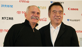 黒澤明賞を受賞したニキータ・ミハルコフ監督（左）とチェン・カイコー監督