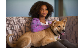 アニー（クワベンジャネ・ウォレス）＆愛犬サンディ／『ANNIE/アニー』