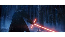 赤いライトセーバーを握る謎のキャラクター「カイロ・レン」／『スター・ウォーズ／フォースの覚醒』-(C) 2015Lucasfilm Ltd. & TM. All Rights Reserved