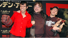 『ヘルボーイ』来日記者会見。ギレルモ・デル・トロ監督を囲むジョイマンの2人。