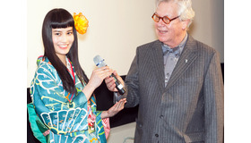 アンティーク着物で登場した橋本愛＆トーマス・ストラック氏（「キュリナリー・シネマ」部門代表）／『リトル・フォレスト』 in 第65回ベルリン国際映画祭