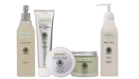 日本・京都発のオーガニックスキンケアブランド「KOTOSHINA」。左から、フェイスミスト、フェイスウォッシュジェル、フレンチクレイ ホワイトソープ、メッセージ キャンドル、ボディミルク。