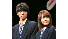 “壁ドン”には「NO！」の福士蒼汰＆有村架純／『ストロボ・エッジ』完成披露試写会