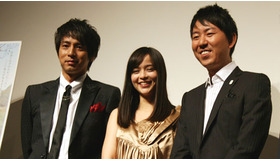 『天国はまだ遠く』舞台挨拶（左より）徳井義実、加藤ローサ、福田充徳