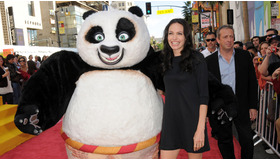 『カンフー・パンダ』DVD発売イベントで満面の笑みを見せるアンジー　-(C) Newscom/AFLO