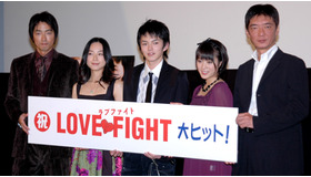 『ラブファイト』初日舞台挨拶。（左から）大沢たかお、桜井幸子、林遣都、北乃きい、成島出監督。