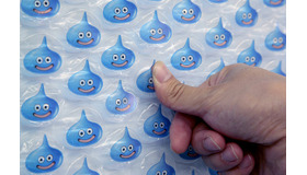 新宿に10万匹のスライムが出現！？指でプチッと討伐できる…「スライムベス」や「メタルスライム」の姿も