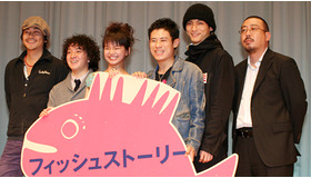 『フィッシュストーリー』完成披露試写会にて（左より）大森南朋、濱田岳、多部未華子、伊藤淳史、高良健吾、中村義洋監督