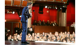 第87回アカデミー賞「主演男優賞」を受賞しスピーチに登壇した、エディ・レッドメイン／(C) Getty Images