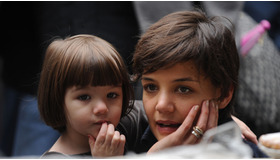 お父さんにそっくりなスリとケイティ・ホームズ　-(C) Splash/AFLO