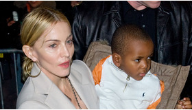 ガイ・リッチーとの離婚が成立したマドンナ。N.Y.のカバラセンターへデヴィッドくんと　-(C) Splash/AFLO