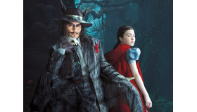 赤ずきん（リラ・クロフォード）＆オオカミ（ジョニー・デップ）／『イントゥ・ザ・ウッズ』-（C）2015 Disney