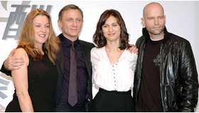 『007／慰めの報酬』来日記者会見。（左から）プロデューサーのバーバラ・ブロッコリ、ダニエル・クレイグ、オルガ・キュリレンコ、マーク・フォースター監督。