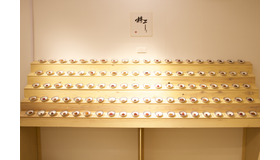 「立ち喰い梅干し屋」梅干しを100個並べた展示イメージ。