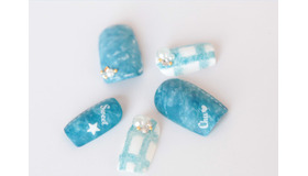 今年の夏にビーチで流行りそうなデニムネイル。ビーチスタイルのファッションにも合いそうなマットな質感がキー。