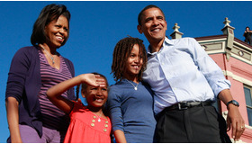 コロラド州遊説中のオバマ一家 -(C) ロイター/AFLO