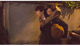 佐々木蔵之介が永作博美をおんぶ／『夫婦フーフー日記』-(C) 2015 川崎フーフ・小学館／「夫婦フーフー日記」製作委員会