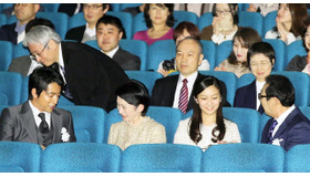 歓談する、秋篠宮妃紀子さま＆大沢たかおと佳子さま＆さだまさし／『風に立つライオン』鑑賞会