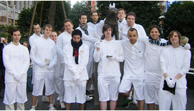 渋谷・ハチ公像に興奮する、白ずくめのイケメン集団