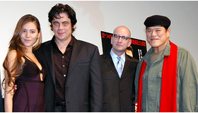 『チェ』2部作ジャパンプレミア。（左から）道端ジェシカ、ベニチオ・デル・トロ、スティーヴン・ソダーバーグ監督、アントニオ猪木。
