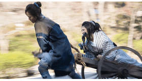 戸田恵梨香＆満島ひかり／『駆込み女と駆出し男』-(C) 2015「駆込み女と駆出し男」製作委員会