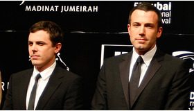 弟・ケイシーと一緒にドバイ国際映画祭に出席したベン・アフレック　-(C) ロイター/アフロ 