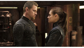 チャニング・テイタム＆ミラ・クニス／『ジュピター』-(C) 2014 WARNER BROS. ENTERTAINMENT INC. AND VILLAGE ROADSHOW FILMS(BVI)LIMITED. ALL RIGHTS RESERVED.