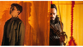 黒ひげ海賊（ヒュー・ジャックマン）がピーター・パン（リーヴァイ・ミラー）に迫るワンシーン…『PAN（仮題）』-(C) 2015 WARNER BROS. ENTERTAINMENT INC. AND RATPAC-DUNE ENTERTAINMENT LLC