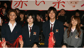 『赤い糸』初日舞台挨拶にて（左から）木村了、南沢奈央、溝端淳平、岡本玲