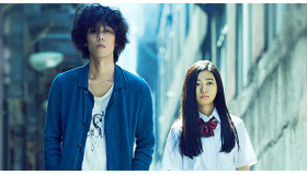 野田洋次郎（RADWIMPS）＆杉咲花／(C) 2015「トイレのピエタ」製作委員会