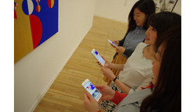 東京都現代美術館公式アプリ「MOTガイド‐ガブリエル・オロスコ展‐」がリリースされた。位置連動技術iBeacon対応のこのアプリで、展覧会を回りながら、いる場所に合わせて動画や音声、テキストによるガイドを受けとれたり、展示室を進んでいくと、作家からのメッセージや作品の裏話を自動的に受信して読むことができたりする。