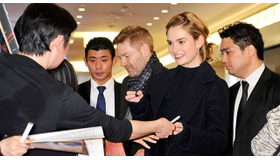 『シンデレラ』を引っさげ初来日を果たしたリリー・ジェームズ