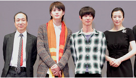 『重力ピエロ』試写会にて家族4人集合（左から）小日向文世、岡田将生、加瀬亮、鈴木京香