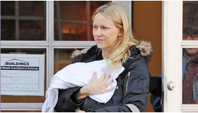 生まれたばかりの愛息サミュエル・カイを抱いて外出するナオミ・ワッツ　-(C) AFLO