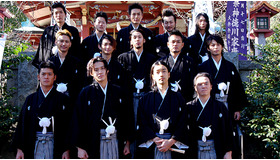 『クローズ　ZERO II』ヒット祈願初詣。（最前列左から）高岡蒼甫、小栗旬、金子ノブアキ、やべきょうすけ（2列目左から）伊崎央登、伊崎右典、深水元基、阿部亮平、大口兼悟、（最後列左から）鈴之助、遠藤要、蕨野友也、波岡一喜、綾乃剛。