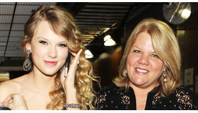 テイラー・スウィフト＆母アンドレア・スウィフト -(C) Getty Images