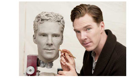 制作工程に興味津々のカンバーバッチ自身の頭部彫刻との一枚